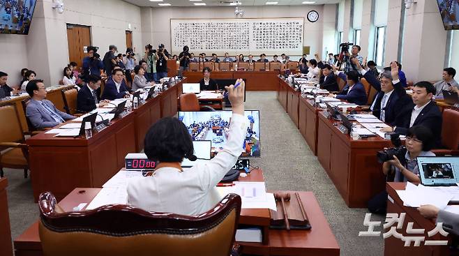 추미애 국회 법제사법위원장이 26일 오후 국회 법사위 전체회의를 주재하고 있다. 황진환 기자