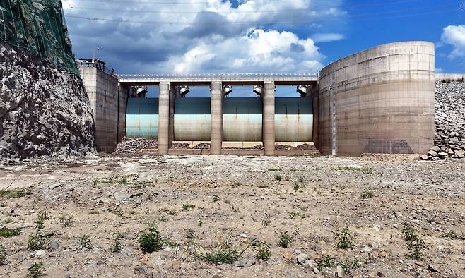 8월 31일 강원 강릉시 주요 상수원인 오봉저수지가 말라 있다. 강릉=이재문 기자