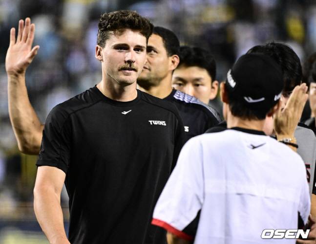 승리 후 톨허스트(왼쪽)가 염경엽 감독과 하이파이브를 하고 있다.