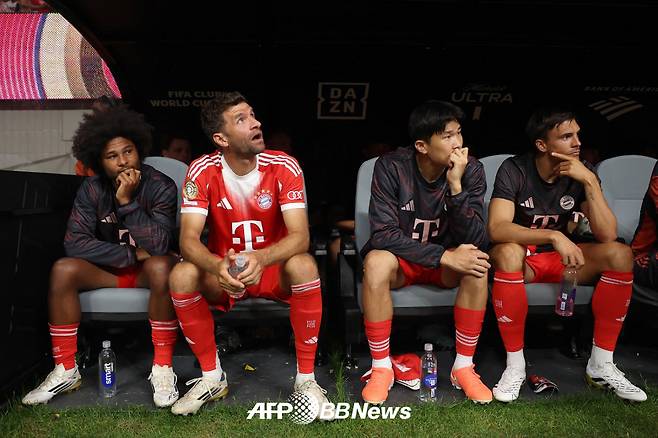 지난달 프리시즌에서 벤치에 앉아 있는 바이에른 뮌헨 김민재(오른쪽 두 번째). /AFPBBNews=뉴스1