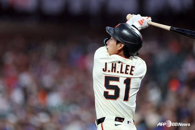 타격하는 이정후의 모습. /AFPBBNews=뉴스1