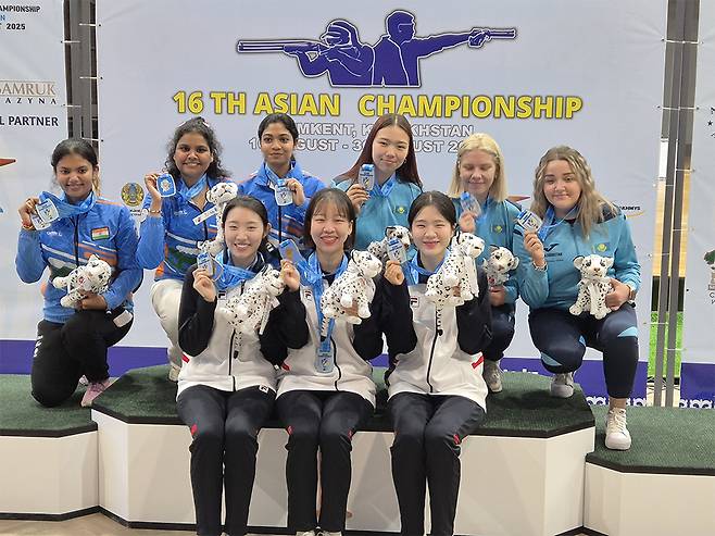 제16회 심켄트 아시아사격선수권대회 50m 소총복사 여자 일반부 단체전에서 금메달을 차지한 임하나(아랫줄 왼쪽부터), 이은서, 김제희. /사진=대한사격연맹 제공