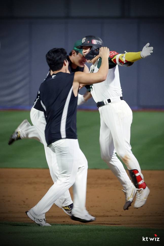 동료들과 기쁨을 나누는 김상수. /사진=KT 위즈