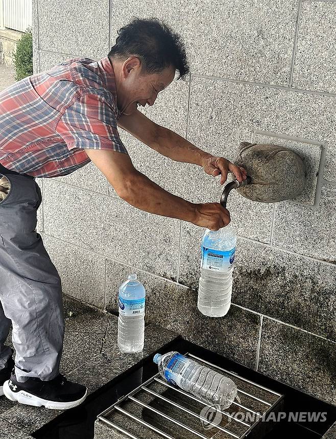 '절수' 위해 물 받아 가요 (강릉=연합뉴스) 강태현 기자 = 지난 30일 강원 강릉시 대관령샘터에서 시민이 물통에 식수를 받고 있다. 롯데칠성음료에서 운영하는 대관령샘터는 대관령 지하 암반수를 취수해 수처리 과정을 거쳐 시민에게 식수를 제공하고 있다.
농촌용수종합정보시스템에 따르면 가뭄으로 강릉지역 87%의 생활용수를 공급하는 상수원 오봉저수지의 저수율이 지난 30일 기준 15.3%(평년 72%)로 뚝 떨어져 역대 최저치를 기록했다. 2025.8.31 taetae@yna.co.kr
