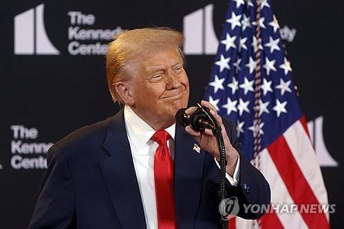 케네디센터 공로상 수상자 직접 발표하는 트럼프 (워싱턴DC UPI=연합뉴스) 2025년 8월 13일 미국 수도 워싱턴DC의 케네디 공연예술센터에서 센터 이사장인 도널드 트럼프 미국 대통령이 직접 제48회 케네디센터 공로상 수상자 명단을 발표하고 있다. (Photo by Will Oliver/UPI) 2025.8.31.