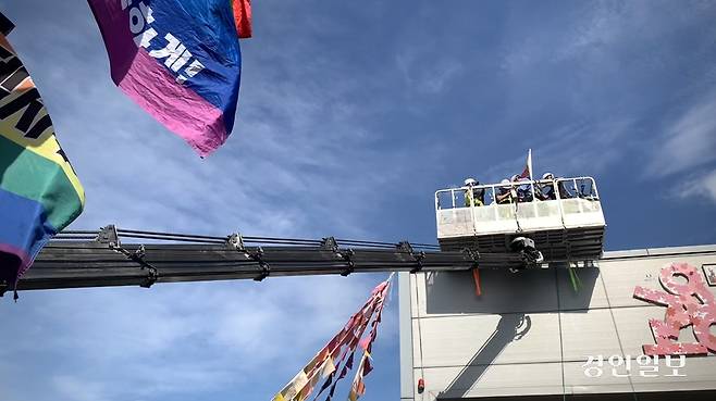 29일 경북 구미 한국옵티칼하이테크 옥상 고공농성장에 크레인이 접근해 박정혜 수석부지회장을 데려오고 있다. 2025.8.29 /유혜연기자 pi@kyeongin.com