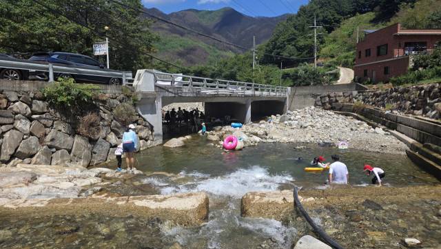 주말 경남 산청군 시천면의 한 계곡 모습. 해마다 폭염이면 인산인해를 이뤘지만 올해는 한적한 상태다. 김현우 기자