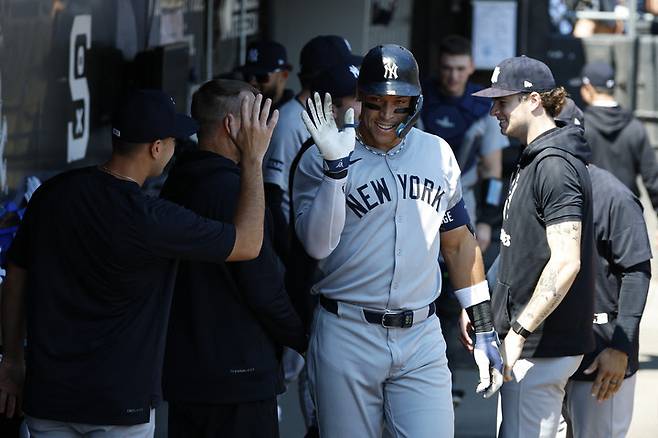 2025년 8월 31일 미국 일리노이주 시카고 개런티드 레이트 필드에서 열린 경기 1회 초, 뉴욕 양키스의 지명타자 애런 저지(99번)가 시카고 화이트삭스를 상대로 솔로 홈런을 친 뒤 덕아웃에서 동료들과 함께 기뻐하고 있다