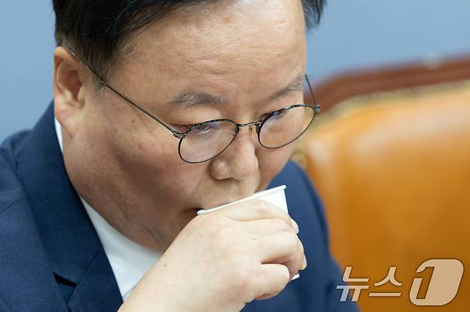 김재원 국민의힘 최고위원이 1일 오전 서울 여의도 국회에서 열린 최고위원회의에서 물을 마시고 있다. 2025.9.1/뉴스1 ⓒ News1 이승배 기자