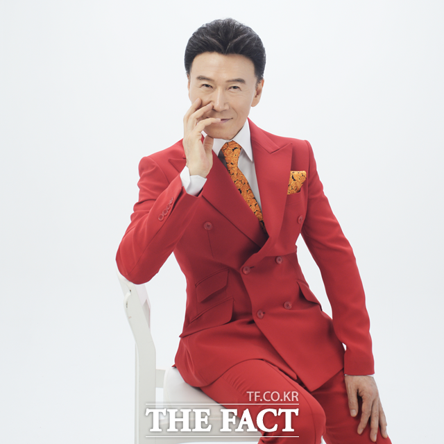 "사람들의 마음속에 오래 남는 노래, 세월이 지나도 여전히 불려지는 노래를 만드는 것이 저의 꿈!" 실력파 가수 강진이 최근 신곡 '아버지도 운다'를 발표하며 다시금 본격 활동을 벼르고 있다. /더팩트 DB