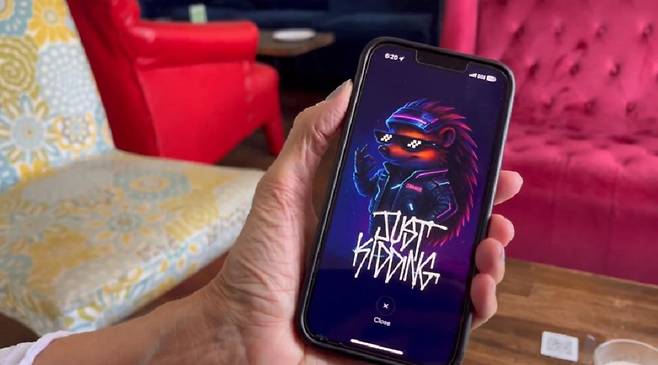 로보택시 탑승 후 팁을 주려고 하면 "농담입니다(Just Kidding)"라는 메시지가 뜬다 / 사진=X@gailafaratx