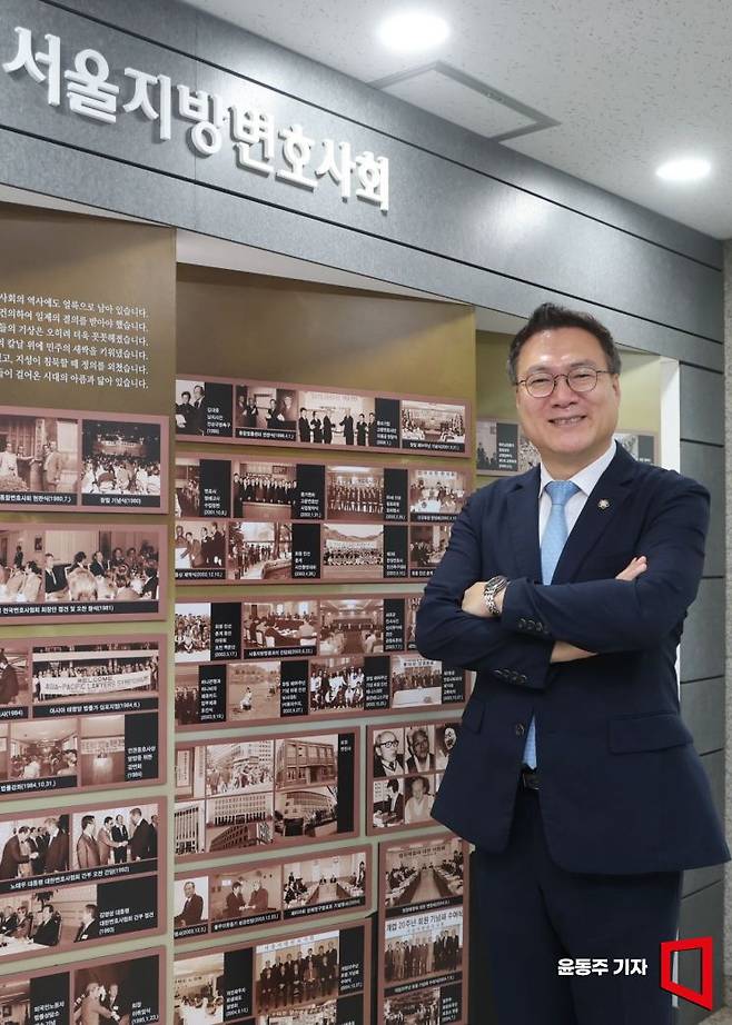 지난달 26일 서울 서초구 서울지방변호사회에서 조순열 회장이 아시아경제와 인터뷰를 마친 후 서울지방변호사회의 역사에 대해 설명하고 있다. 윤동주 기자