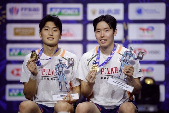 배드민턴 남자복식 김원호-서승재 짝이 31일(현지시각) 세계선수권대회에서 우승한 뒤 그메달을 목에 걸고 기념촬영을 하고 있다. 파리/AFP연합뉴스