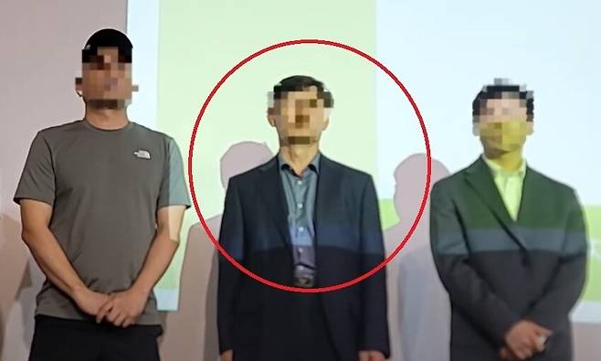 서울서부지법 폭동사태 연루된 피고인들이 8월28일 서울 중구 정동1928아트센터에서 열린 서부자유변호사협회 창립총회에서 발언하고 있다. 빨간색 원 안이 문화방송(MBC) 취재진을 폭행한 우아무개씨. 유튜브 영상 갈무리