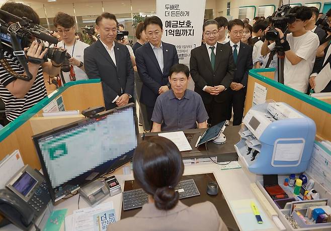 권대영 금융위원회 부위원장이 1일 예금보호한도 1억원 시행 첫날 서울 중구 하나은행 본점 영업점을 방문해 직접 시연 및 소상공인 예금자가 직접 예금상품에 가입하면서 예금자 보호제도에 대한 은행 직원의 설명을 청취했다. 금융위 제공