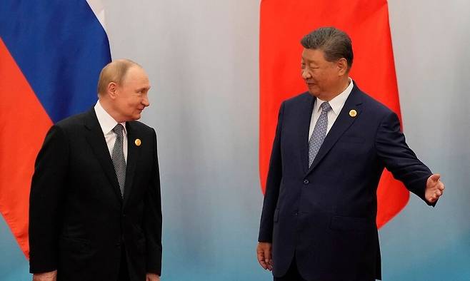 시진핑 중국 국가주석이 1일 상하이협력기구(SCO)에가 여린 톄진에서 블라디미르 푸틴 러시아 대통령에게 안내를 하고 있다. AFP 연합뉴스