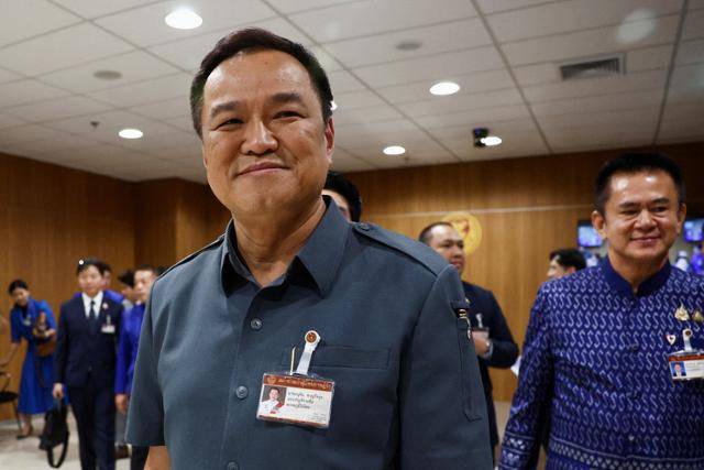 유력 총리 후보로 꼽히는 아누틴 찬위라꾼 품짜이타이당 대표가 지난해 8월 태국 방콕 국회의사당으로 들어가고 있다. 방콕=로이터 연합뉴스 자료사진
