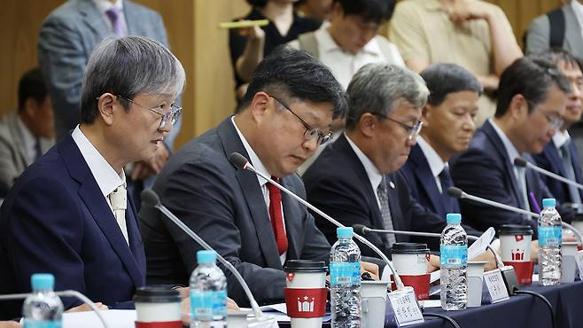 이찬진 금융감독원장이 1일 종로구 생명보험교육문화센터에서 열린 보험회사 CEO 간담회에서 발언을 하고 있다