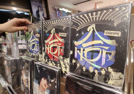 서울의 한 음반 판매점에 그룹 스트레이 키즈의 앨범이 진열돼 있다. 연합뉴스