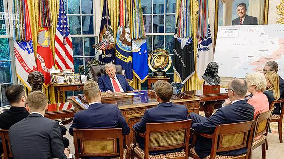 도널드 트럼프 미국 대통령이 18일(현지시간) 백악관 오벌오피스에서 유럽 정상들과 우크라이나 안보 보장안을 논의하고 있다. 백악관은 ″트럼프 대통령이 평화의 수장″이라고 말했다. 백악관 X 캡처