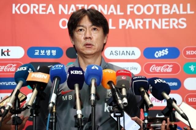 ▲ 홍명보 한국 축구 국가대표팀 감독이 1일 인천국제공항에서 미국 원정 A매치 2연전 출국에 앞서 브리핑을 갖고 있다. 연합뉴스