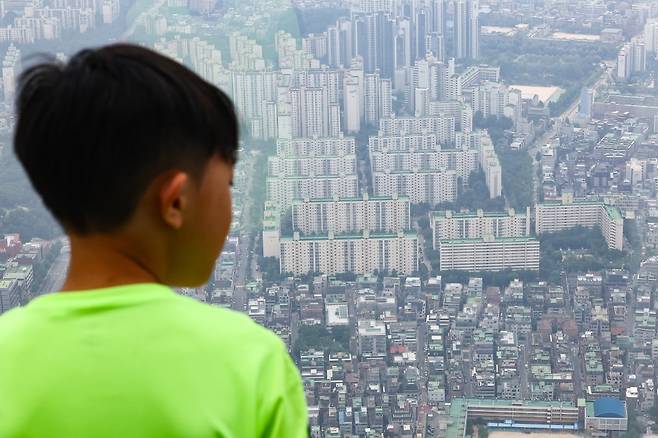 서울 송파구 롯데월드타워 전망대 서울스카이에서 바라본 서울 시내 아파트 및 빌라단지의 모습. 사진=연합뉴스