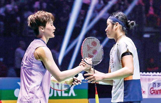 안세영(오른쪽)이 30일(한국시간) 프랑스 파리 아디다스 아레나에서 열린 2025 세계개인배드민턴선수권대회 여자 단식 준결승에서 중국 천위페이에게 패한 뒤 인사를 나누고 있다. 신화연합뉴스