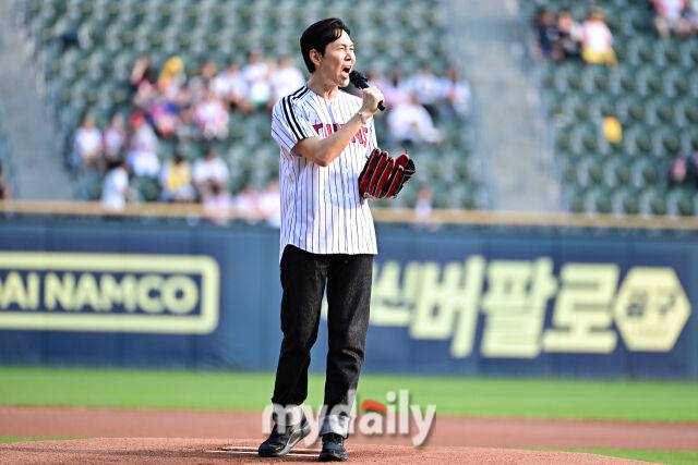 ▲ 팬에게 인사하는 장면을 촬영 중인 이정재.