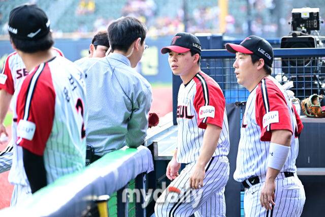 ▲ LG 김현수가 상황에 대해 물어보고 있다.