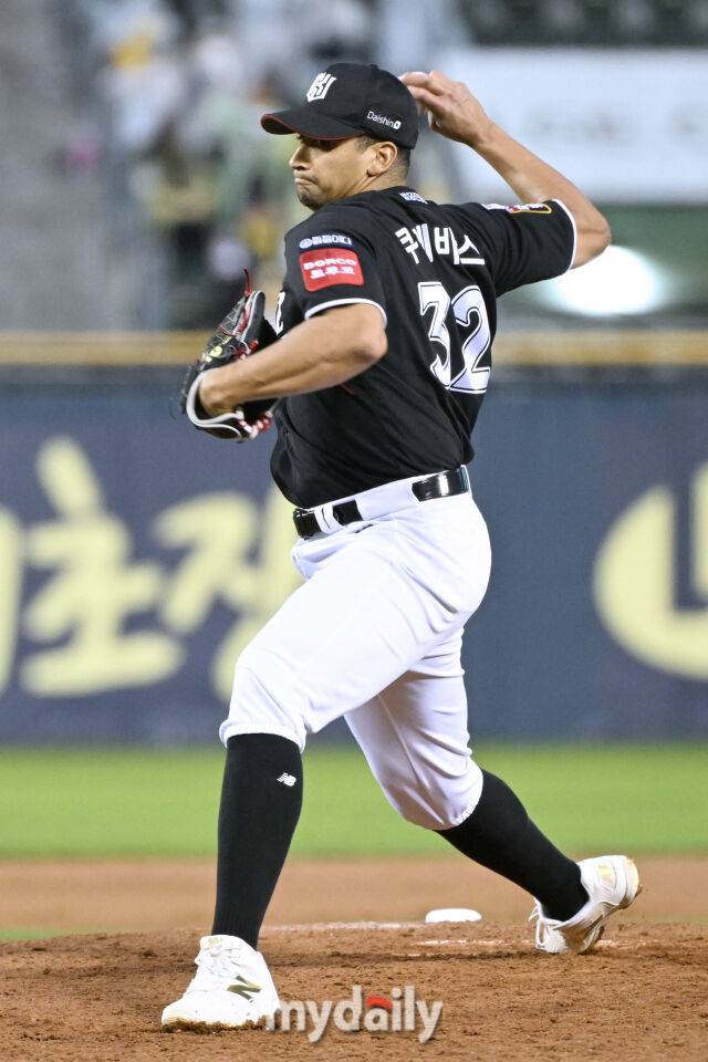 17일 서울 잠실야구장에서 열린 '2025 신한 SOL BANK KBO리그' KT 위즈와 LG 트윈스 더블헤더 2차전 경기. KT 선발 쿠에바스가 1회말 힘차게 투구하고 있다/마이데일리.