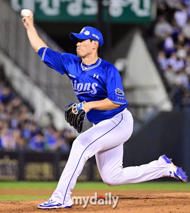 2025년 8월 28일 오후 서울 잠실구장에서 열린 '2025 신한 SOL뱅크 KBO 리그' 삼성 라이온즈와 두산 베어스의 경기. 삼성 김재윤이 9회말 2사 1.2루서 구원등판해 역투하고 있다./마이데일리