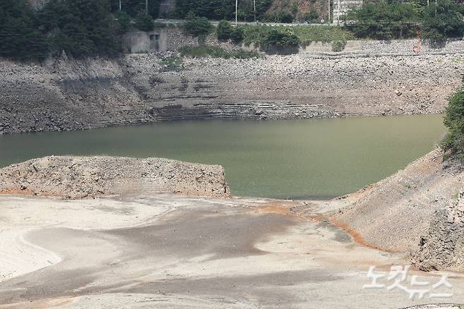 강릉 오봉저수지의 저수율이 15% 아래로 떨어지면서 바닥이 드러나고 있는 모습. 류영주 기자