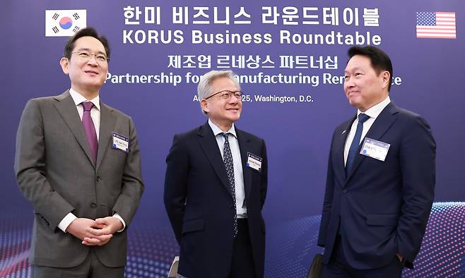 이재용 삼성전자 회장과 최태원 대한상공회의소 회장 겸 SK그룹 회장이 지난 25일(현지시간) 미국 워싱턴DC 윌라드 호텔에서 열린 한미 비즈니스 라운드 테이블 리셉션에서 젠슨 황 엔비디아 최고경영자(CEO)와 대화하고 있다. 연합뉴스