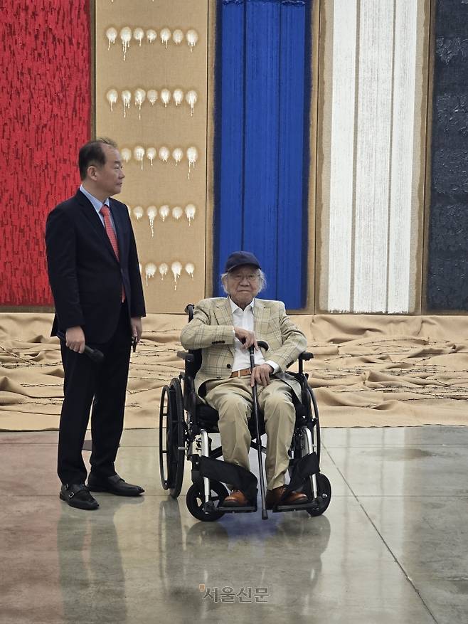 ‘한국 단색화의 거장’ 하종현(오른쪽) 화백과 그의 아들 하윤 연세대 의대 교수가 지난 29일 경기 파주 문발동 하종현 아트센터에서 열린 개관 기념 간담회에서 기자들을 만나고 있다.