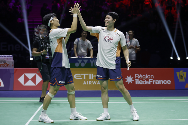 배드민턴 남자 복식 세계 랭킹 1위 김원호(왼쪽)와 서승재가 1일(한국시간) 프랑스 파리에서 열린 2025 세계개인선수권대회 결승에서 우승을 확정한 뒤 하이 파이브를 하고 있다. 파리 EPA 연합뉴스