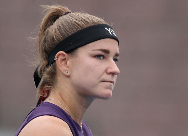 체코 테니스 선수 카롤리나 무호바가 지난달 28일(현지시간) 미국 뉴욕 빌리진킹 내셔널 테니스 센터에서 열린 US오픈 테니스 대회 여자 단식 2회전 경기에서 루마니아의 소라나 크르스테아를 상대로 첫 세트를 따낸 후 어딘가를 쳐다보고 있다. AFP 연합뉴스