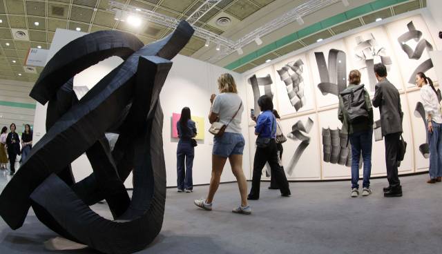 지난해 9월 4일 서울 삼성동 코엑스에서 개막한 글로벌 아트페어 ‘프리즈 서울 2024‘ VIP 프리뷰를 찾은 관람객들이 작품을 둘러보고 있다. 서울경제DB