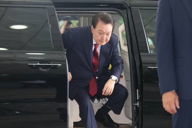 윤석열 전 대통령이 지난 6월 12·3 비상계엄과 관련한 내란·외환 사건을 수사하는 조은석 특별검사팀에 조사를 받기 위해 서울 서초구 서울고등검찰청으로 들어가고 있다. 조태형 기자