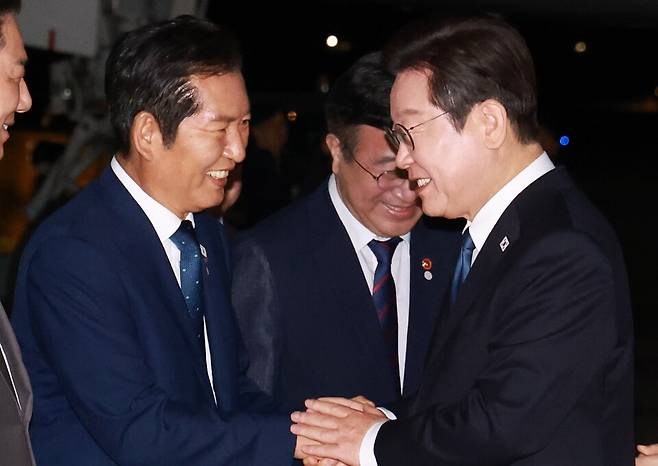 이재명 대통령이 일본·미국 방문 일정을 마치고 8월28일 경기도 성남 서울공항에 도착해 영접 나온 정청래 더불어민주당 대표와 인사하고 있다. ⓒ연합뉴스