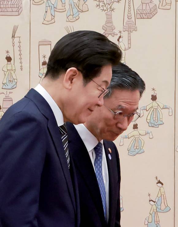 이재명 대통령이 7월23일 서울 용산 대통령실 청사에서 정성호 법무부 장관과 대화하고 있다. ⓒ연합뉴스