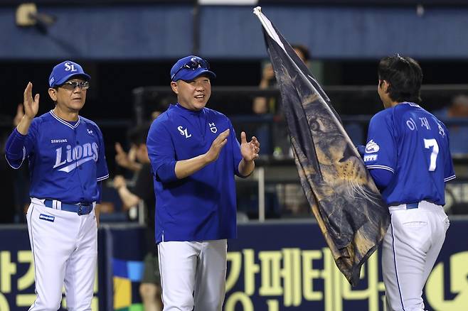선수단을 환영하는 박진만 삼성 감독(가운데). 삼성 라이온즈 제공