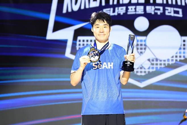 프로탁구리그 우승 트로피 차지한 장우진 ⓒ한국프로탁구연맹