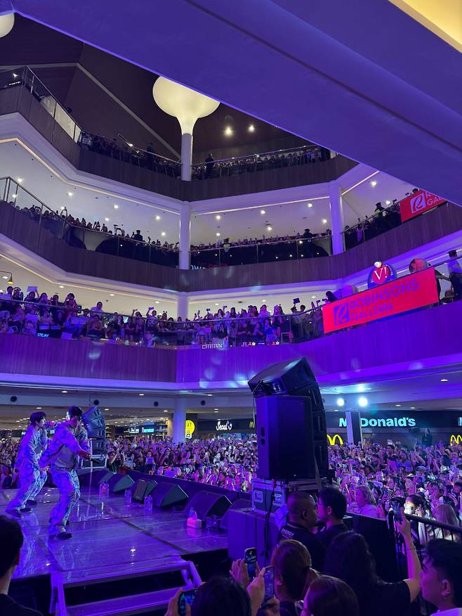 아홉(AHOF), 필리핀 성공적 첫발..팬콘→팬사인 이벤트 '인산인해'