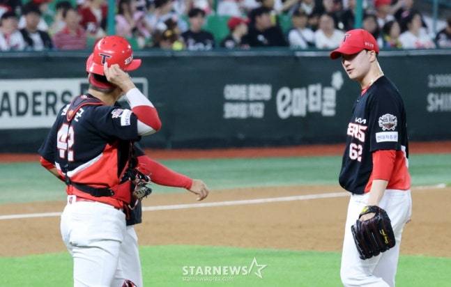 지난 6월 21일 SSG전에서 블론 세이브를 범하고 아쉬워하는 정해영의 모습. /사진=강영조 선임기자