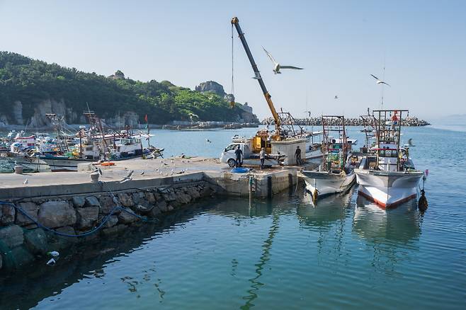고봉포구는 꽃게와 우럭잡이 배가 출항하는 어민들의 생활거점이다