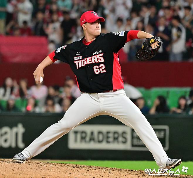 21일 오후 인천SSG랜더스필드에서 열린 '2025 신한 SOL Bank KBO리그' KIA 타이거즈와 SSG 랜더스의 경기, 9회말 KIA 정해영이 공을 힘차게 던지고 있다. 엑스포츠뉴스 DB