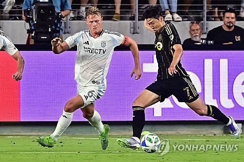 손흥민이 오랜만에 '손흥민 존'에서 날카로운 감아차기를 선보였으나 상대 골키퍼의 선방에 막혀 득점 기회가 무산됐다. 최전방 공격수로 선발 출전한 손흥민은 최전방에만 머무르지 않고 밑으로 내려와 연계에 가담하고, 상대 골키퍼와 수비를 압박하는 등 전방위 활약을 펼쳤다. 사진 연합뉴스