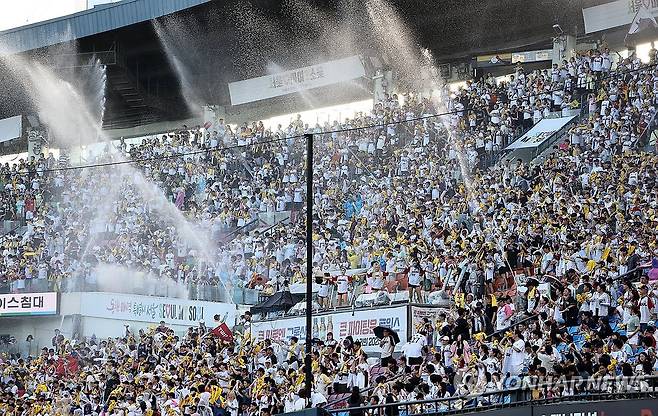 만원 관중 (서울=연합뉴스) 윤동진 기자 = 10일 잠실야구장에서 열린 2025 KBO리그 한화 이글스 대 LG 트윈스 경기. 만원 관중 속 경기가 진행되고 있다. 2025.8.10 mon@yna.co.kr