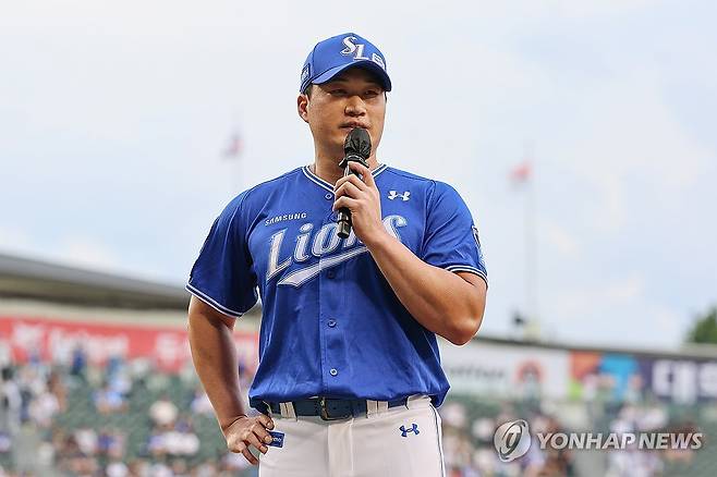 '끝판왕' 오승환, 은퇴투어 시작 (서울=연합뉴스) 서대연 기자 = 삼성 라이온즈의 마무리 투수 오승환이 28일 서울 잠실야구장에서 두산 베어스와의 원정경기 시작에 앞서 열린 은퇴행사에서 인사말을 하고 있다.
오승환은 2005년 삼성 입단으로 프로 생활을 시작해 한미일 통산 549세이브를 기록하며 한국 야구 역대 최고의 마무리 투수로 평가받는다. 오승환은 지난 6일 은퇴를 선언했다. 2025.8.28 dwise@yna.co.kr