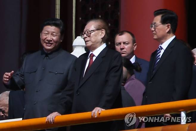 시진핑, 장쩌민·후진타오 전 주석과 열병식 관람 (베이징=연합뉴스) 이준삼 특파원 = 시진핑 중국 국가주석(왼쪽)이 장쩌민(江澤民), 후진타오(胡錦濤) 전 국가주석과 함께 3일 오전 베이징 톈안먼 성루 위에서 중국의 항일전쟁 승리 70주년 열병식을 보고 있다. 2015.9.3 jslee@yna.co.kr